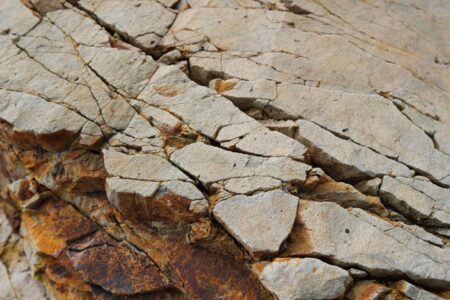 Crushing, breaking, grinding - crushed stone in beige to dark brown