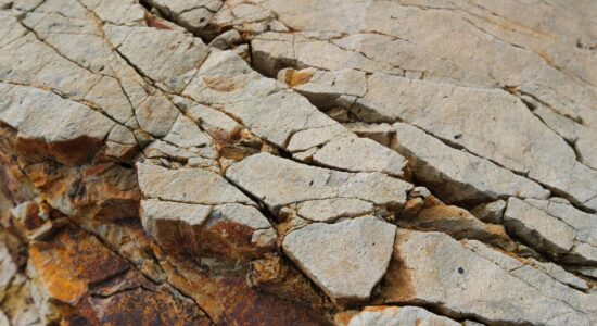 Crushing, breaking, grinding - crushed stone in beige to dark brown