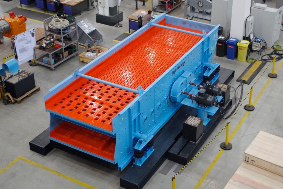 Production of an elliptical vibrating screening machine - hall photo from above of the screening surface