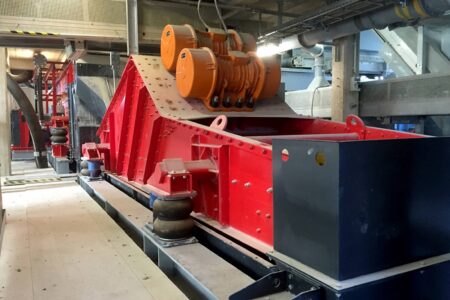 Linear vibrating screen HR 13-5 50 I WS on site, i.e. installed in a system. The machine has air suspension.