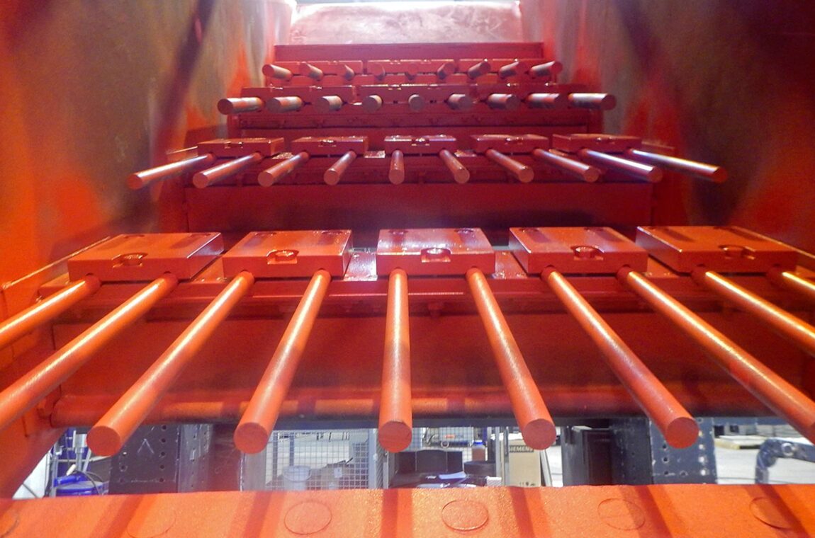 View of a linear motion screening machine HR 14-40-I FR. You can see the finger grids