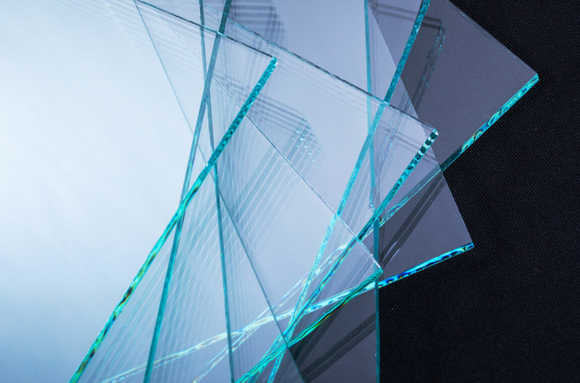 Various glass panes, laid on top of each other in a fan pattern