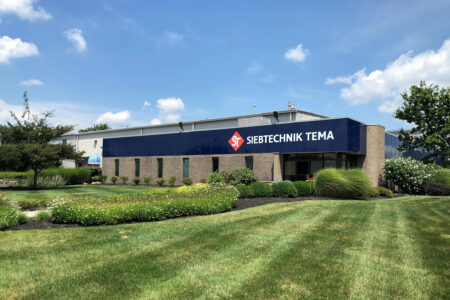 SIEBTECHNIK-TEMA Headoffice Cincinnati, USA Building with SIEBTECHNIK-TEMA logo and meadow in the foreground