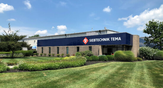 SIEBTECHNIK-TEMA Headoffice Cincinnati, USA Building with SIEBTECHNIK-TEMA logo and meadow in the foreground