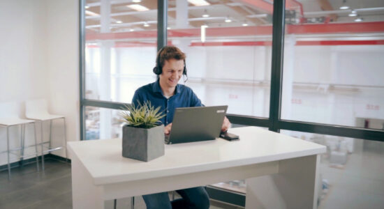 SIEBTECHNIK service employee sits at a laptop and provides remote assistance via Teams