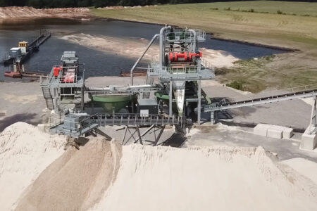 Screening machines from SIEBTECHNIK TEMA, screening media from STEINHAUS GmbH and pumps and cyclones from Multotec Europe. The process removes impurities from fine sand and recovers valuable coarse particles for ready-mixed concrete.